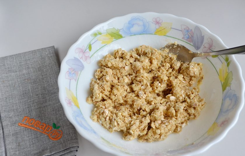 1. Этап. Пирог с овсяными хлопьями и творогом: 4. Перемешайте хорошо ложкой.