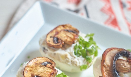 1. Этап. Фаршированные яйца с сыром: Прошу к столу.