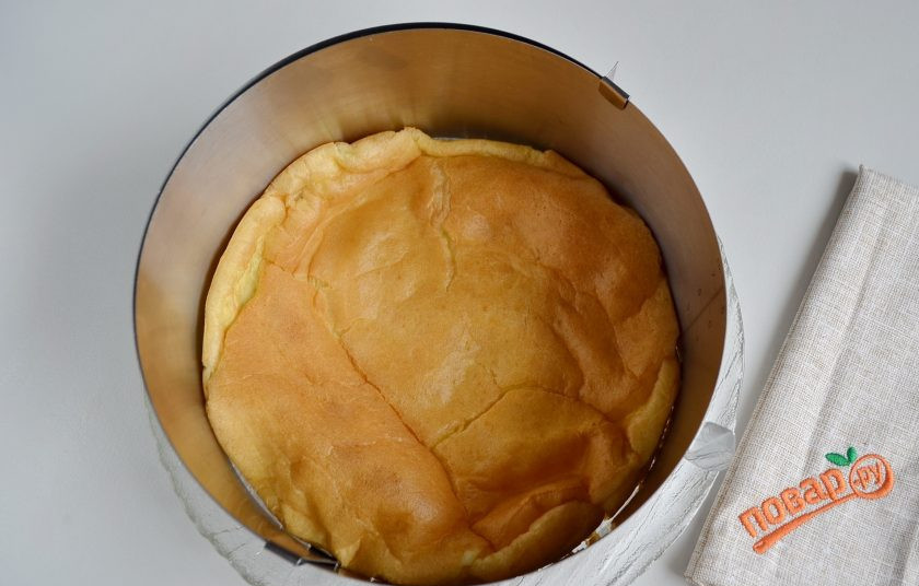 1. Этап. Торт Карпатка с заварным кремом: Остывший бисквит положите на блюдо. Сверху установите кулинарное кольцо.