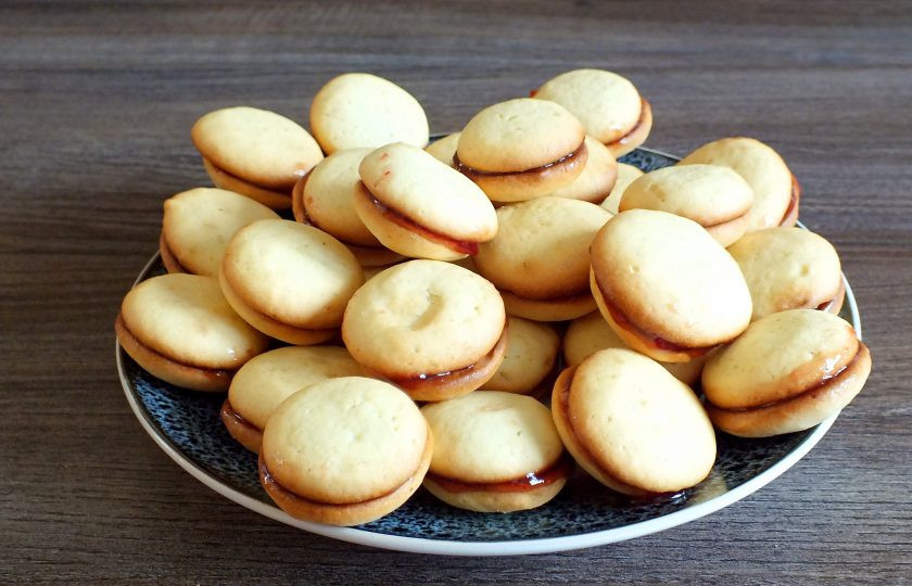 1. Этап. Печенье Айгуль: Готовое печенье оставьте при комнатной температуре на 2 часа для пропитывания, после можно подавать на стол.