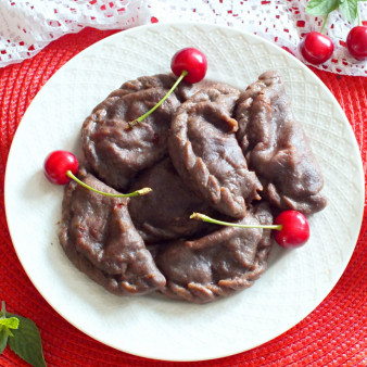 Шоколадные вареники с вишней
