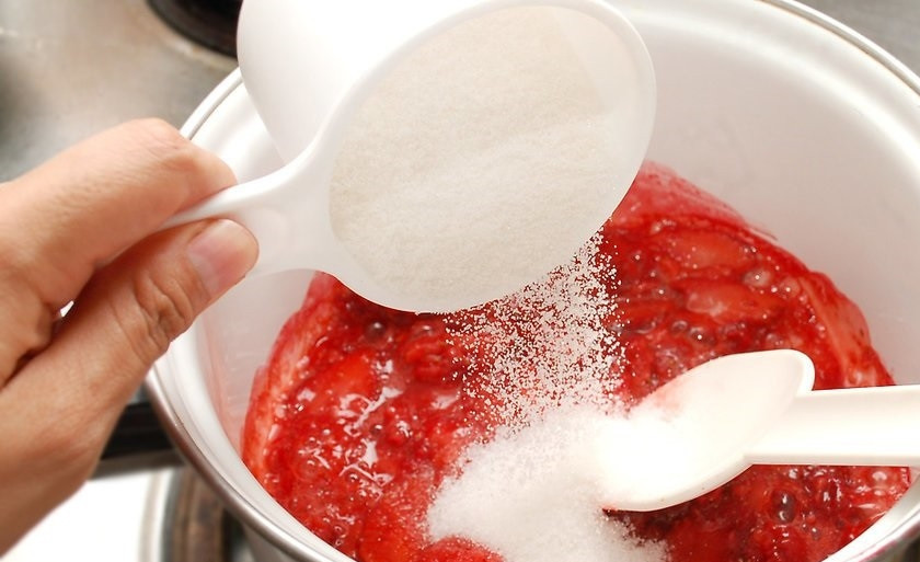 1. Этап. Пирог с клубникой: 5. Добавьте к клубнике сахарный песок и перемешайте, прогрейте.