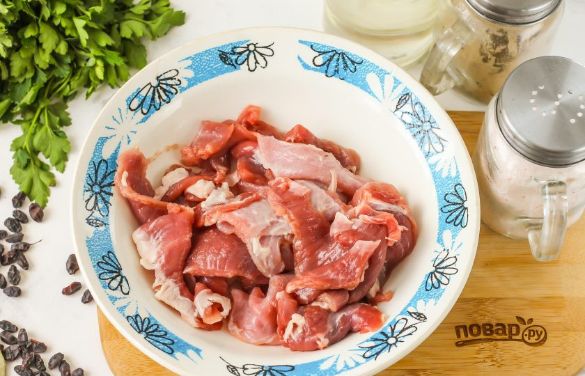 1. Этап. Чеченский плов: Баранину промойте в воде, мясо тщательно очистите от пленок и жил с каждой стороны, иначе они его перекрутят в процессе приготовления. Нарежьте мясо на части.