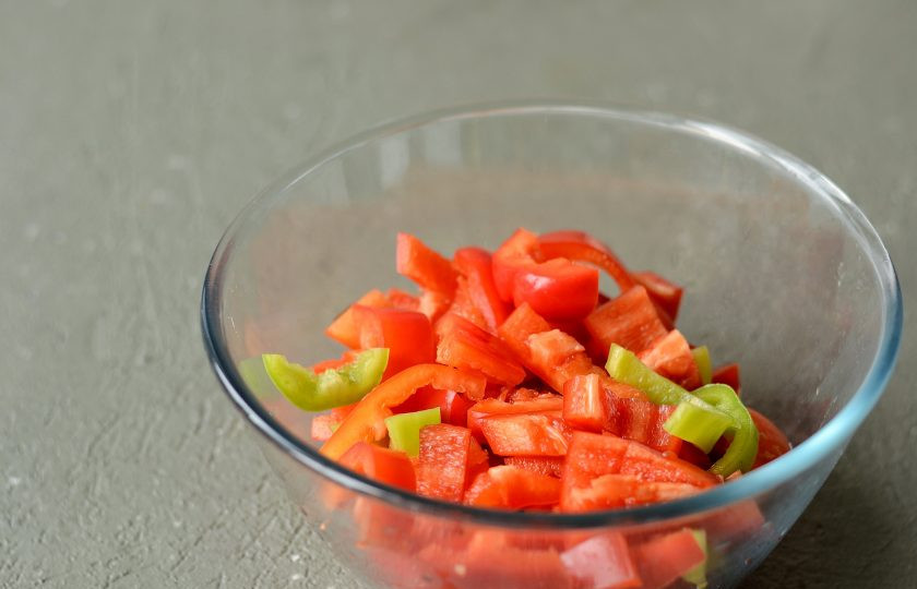 1. Этап. Лечо с грибами: Болгарский перец очистите от семян, нарежьте ломтиками.