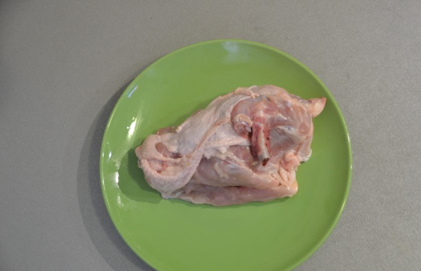 1. Этап. Куриный суп с сырными шариками: От целой курицы отделите остов, который потребуется для варки бульона.