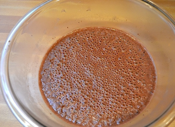 1. Этап. Быстрый шоколадный пудинг: 4. Достаньте миску и перемешайте, снова поставьте на 1 минуту.