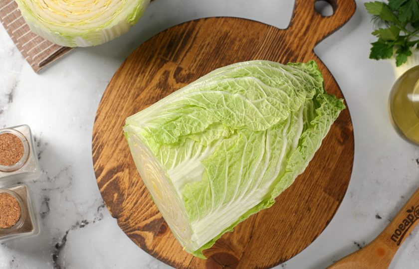 1. Этап. Голубцы из пекинской капусты: У пекинской капусты отрежьте утолщенную часть, примерно 1/3.