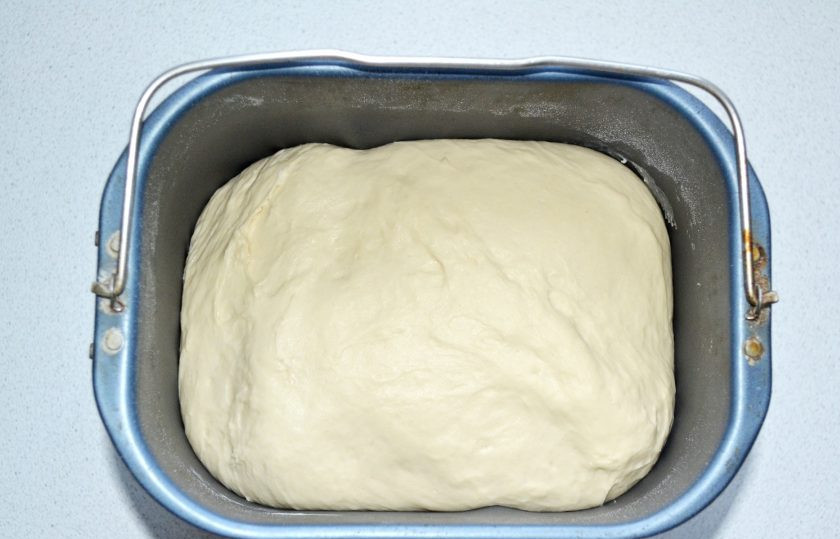 1. Этап. Булочки с колбасой и сыром в духовке: Оставьте тесто в теплом месте на 1.5 часа, чтобы оно хорошо подошло.