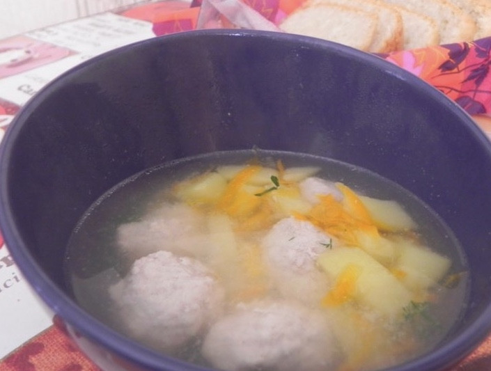 1. Этап. Суп с фрикадельками без зажарки: За десять минут до готовности кладем морковь, лук, добавляем соль и, если хотите, специи. Перед подачей можно добавить зелень. Приятного аппетита!