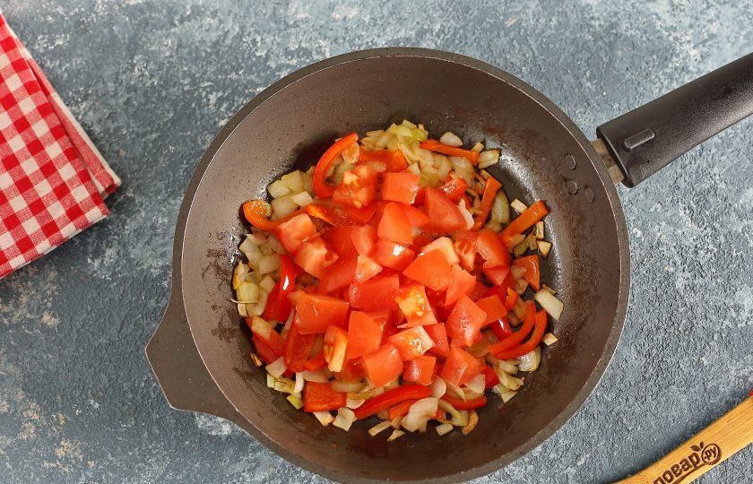 1. Этап. Чижи-бижи: Примерно через пару минут добавьте нарезанные кубиками помидоры.
