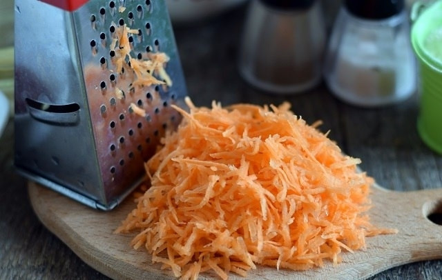 1. Этап. Ленивые голубцы по-московски: 5. Очистите морковь и натрите ее на крупной терке.