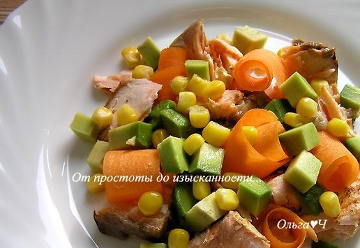 1. Этап. Салат с лососем, морковью и авокадо: Добавьте авокадо, нарезанное кубиками, и кукурузу.