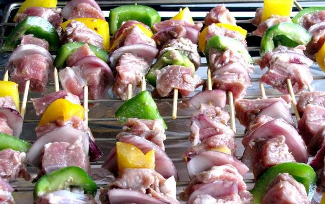 1. Этап. Сувлаки из свинины: Застелите противень фольгой, сверху решетка. На решетку выкладываем сувлаки из свинины.