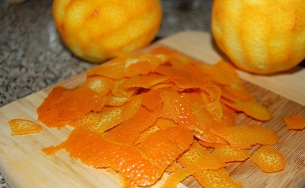 1. Этап. Сироп из апельсинов: 2. Срежьте с апельсинов цедру тоненькими полосками, не задев белый околоплодник.