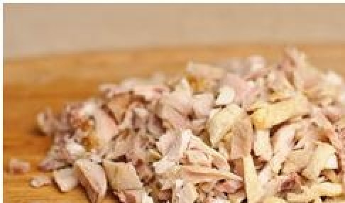 1. Этап. Жюльен в горшочках: Мелко нарезаем вареное куриное филе.