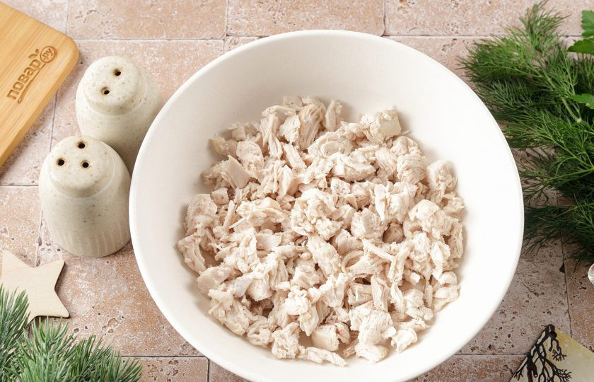 1. Этап. Новогодний салат Варежка на год Змеи: Куриное филе (у меня грудка) нарежьте кубиками или разберите на волокна.