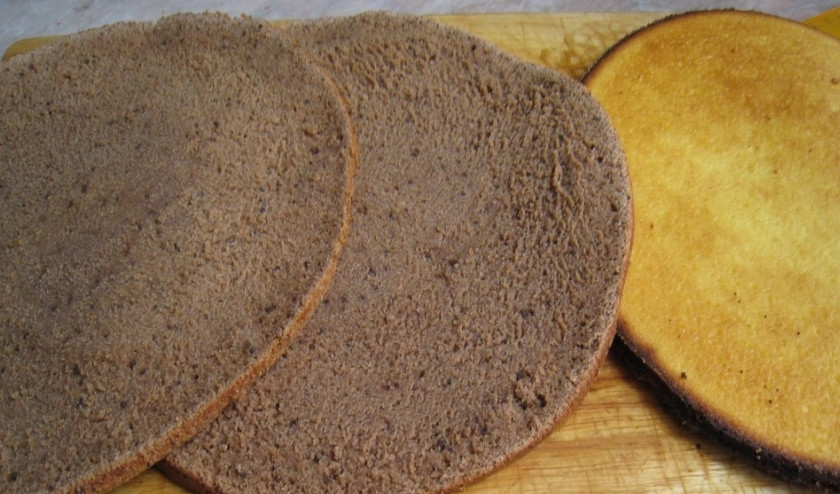 1. Этап. Торт Кудрявый мальчик: 1. Замесим однородное тесто из кефира, яиц, сахара, соды, муки и немного ванилина. Делим на две части и в одну из них добавим какао. Выпекаем 3-4 коржа.