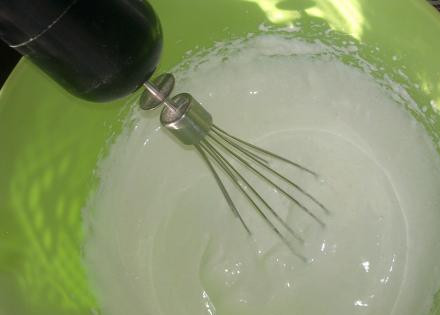 1. Этап. Бисквит диетический: Белки взбиваем с сахаром.