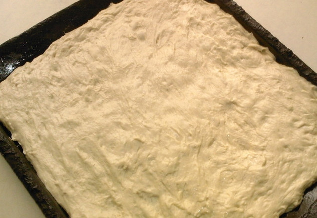 1. Этап. Матнакаш (хлеб по-армянски): В большой миске соедините просеянную муку, сахар, соль и дрожжи. Добавьте к смеси теплую воду, замесите тесто. Если у вас есть хлебопечка, то процесс замешивания теста будет проходить намного быстрее и легче. Готовое тесто оставьте в тепле на один час. Затем тесто следует обмять и снова поставить в тепло на полчаса. Смажьте противень маслом, выложите на него тесто, немного придавив его и сделав лепешку. Дайте тесту немного расстояться.