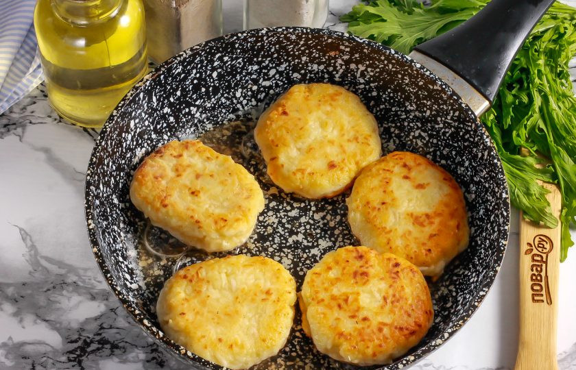 1. Этап. Сырники из плавленых сырков: Сырники отлично переворачиваются и держат форму.