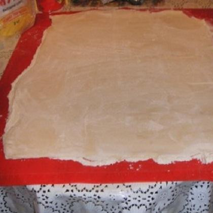 1. Этап. Мини пицца из слоеного теста: 1. Разморозить тесто и раскатать его в тонкий квадратный пласт.