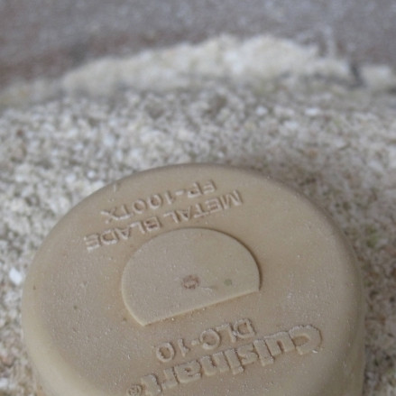 1. Этап. Шоколадный рулет с грецкими орехами: Для начала необходимо измельчить сырую гречневую крупу (убедитесь, что у вас именно сырая крупа, а не жареная - то, что продают под брендом гречневой каши, является жареной крупой) при помощи процессора до консистенции муки. Если будут оставаться небольшие кусочки - ничего страшного.