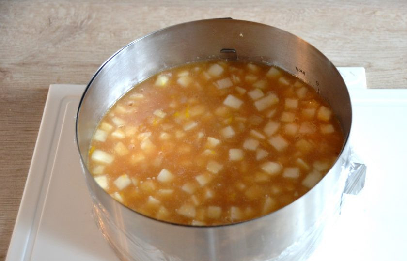 1. Этап. Торт Груши в карамели: Выложите грушевое конфи поверх миндального бисквита, поставьте в морозильную камеру на 2 часа до полного застывания.