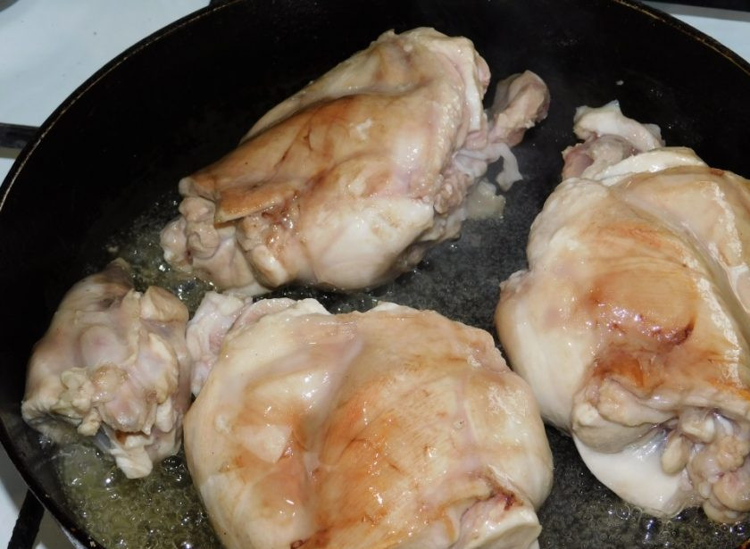 1. Этап. Кролик в сливках, приготовленный в мультиварке: Крольчатину обжарьте на сильном огне.