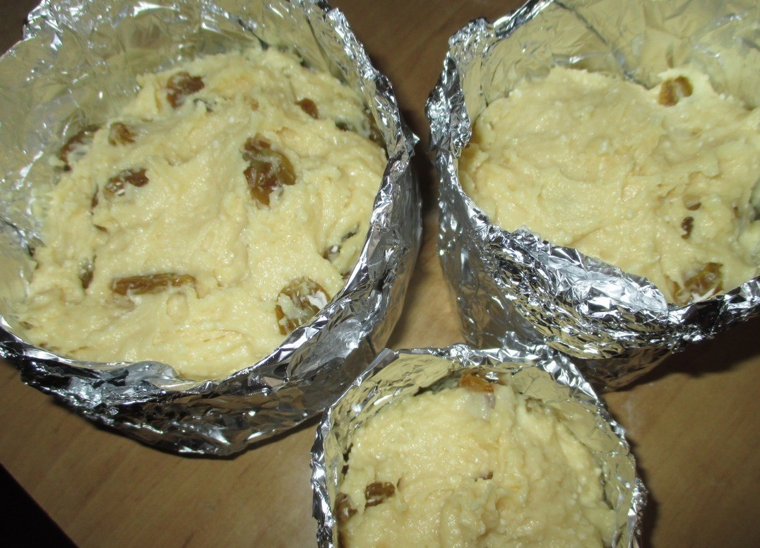 1. Этап. Кулич из творожного теста без дрожжей: Выложить тесто в формы на две трети. На минут 20 поставить в тёплое место. Потом поставить в холодную духовку и включить её на 180 градусов. Через 40 минут прикрыть фольгой и выпекать до готовности. Выпекается долго, предупреждаю. В моей духовке это заняло около двух часов. Если куличи небольшие, то будет побыстрее.