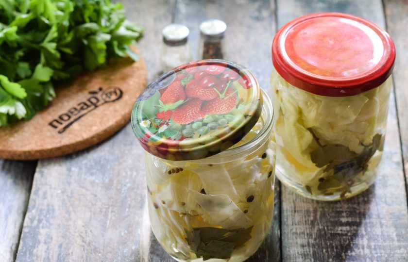 1. Этап. Капуста пластами на зиму: Залейте рассол в банки с капустой, закройте стерильными крышками и поставьте в холод.