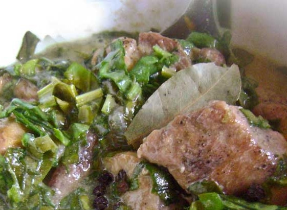 1. Этап. Свинина, тушенная со щавелем: 6. В самом конце добавьте нарезанный щавель и потушите еще минут 10 минут. Щавелю не требуется длительная термическая обработка, поэтому он всегда добавляется в конце.