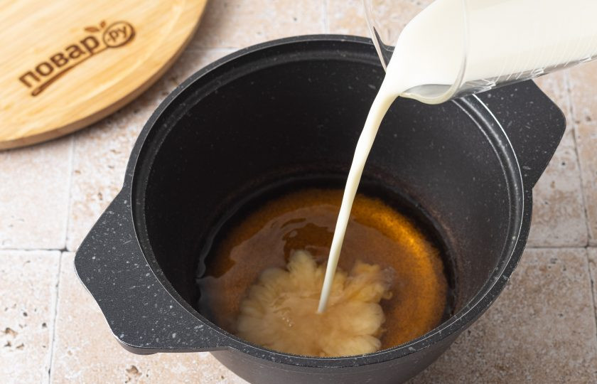 1. Этап. Чайная каша: В кастрюле соедините молоко и черный чай.