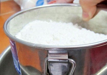 1. Этап. Апельсиновая коврижка: Разогрейте духовку до 180 градусов. Просейте муку в миску. Форму для выпечки смажьте сливочным маслом.