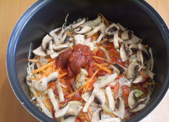 1. Этап. Солянка с грибами и капустой: Сложите все овощи в кастрюлю мультиварки. Добавьте соль, специи, масло растительное, томат и воду. Установите в мультиварку и выберите режим 