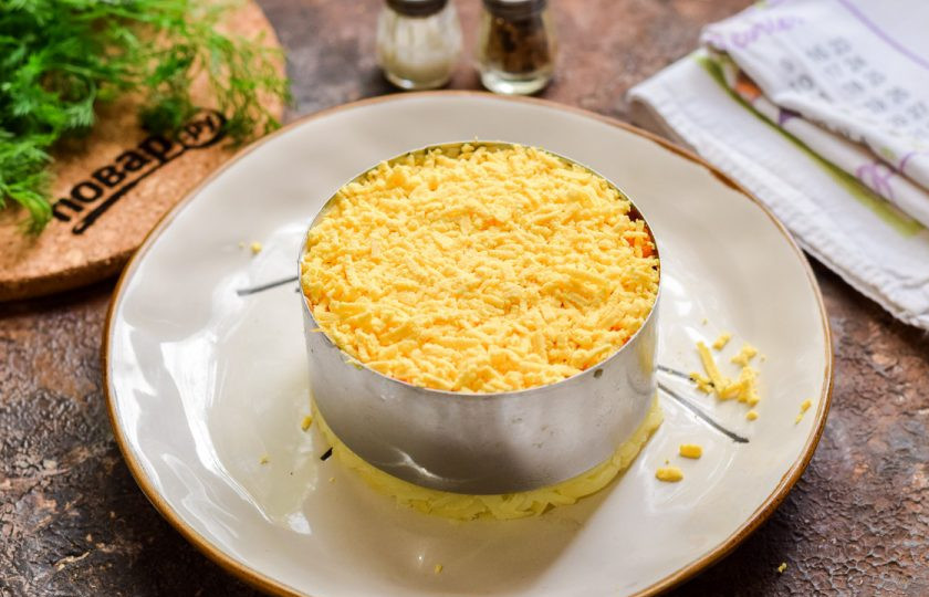 1. Этап. Салат Мимоза на Новый год Быка 2021: Завершающий слой — мелко натертые желтки.