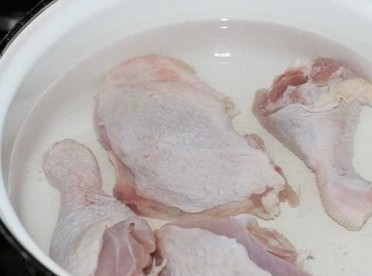 1. Этап. Суп Рамен: Кусочки курицы берем костлявые. Заливаем водой и доводим до кипения. Затем воду сливаем и промываем кусочки курицы.