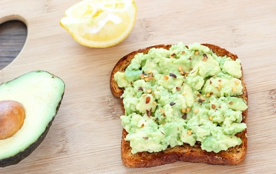 1. Этап. Тост с индейкой и авокадо: 2. Выложите авокадо на хлеб. Сверху можно приправить щепоткой молотого перца.