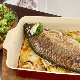 Ужин на всю семью (рыба с салатом)