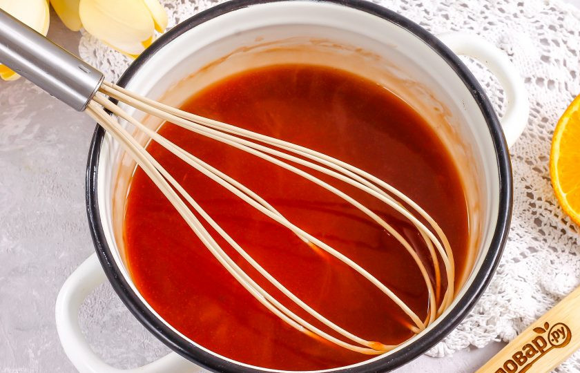 1. Этап. Соус Мадера: Помешивая венчиком, доведите соус до загустения в течение 5-8 минут. Затем выключите нагрев и поместите емкость на холод.