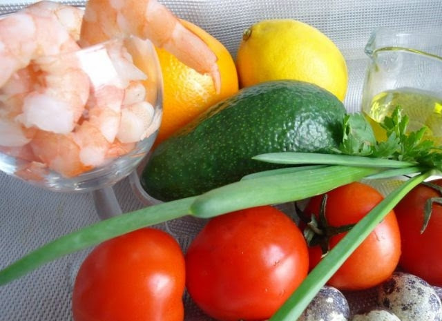 1. Этап. Салат из авокадо с креветками и яйцом: Подготовьте все необходимые ингредиенты. Помойте авокадо и помидоры. Яйца отварите вкрутую.