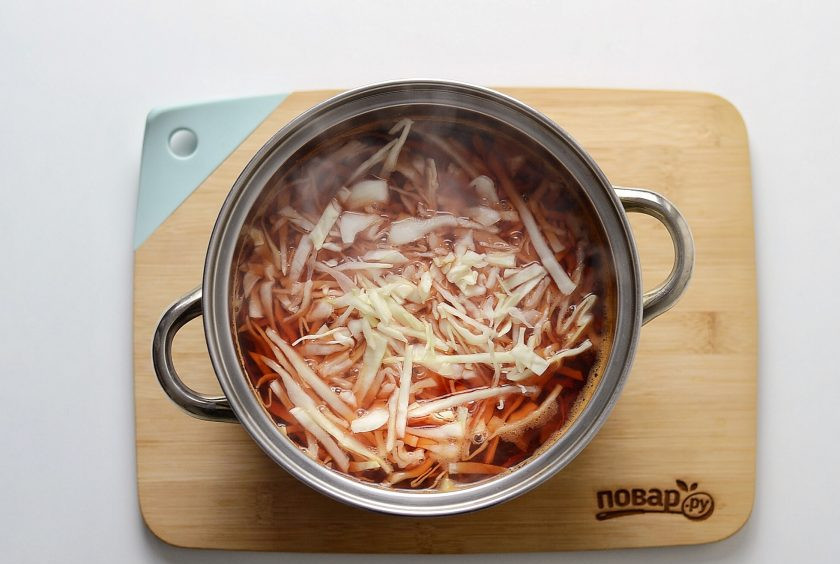 1. Этап. Борщ с сельдереем для похудения: Капусту мелко нашинкуйте. Добавьте в кастрюлю и варите, пока она не станет мягкой. Время приготовления будет зависеть от сорта капусты. В конце посолите и поперчите по вкусу.