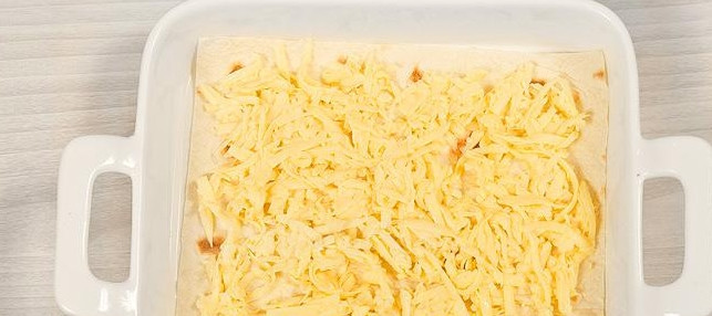 1. Этап. Пирог из армянского лаваша: Начните формировать пирог. На листе лаваша равномерно распределите немного сырной смеси – где-то пятую часть от всего количества.