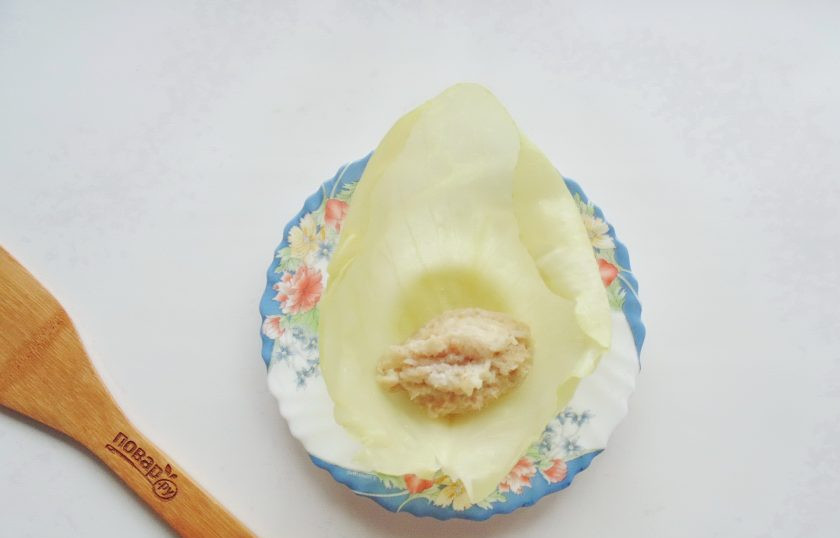 1. Этап. Голубцы по-польски: С каждого листа капусты срежьте утолщение и выложите порцию фарша.