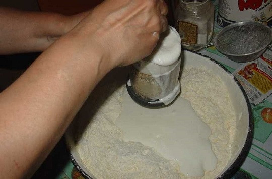 1. Этап. Армянская пахлава: 3. Добавьте сметану и мацони. Вбейте два желтка.