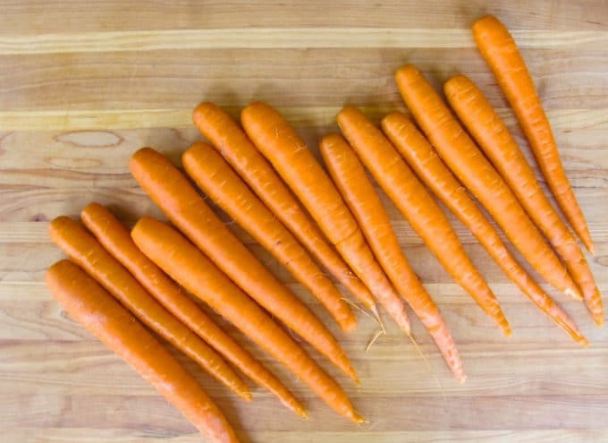 1. Этап. Запечённая морковь с укропом: 1. Морковь помойте и почистите.