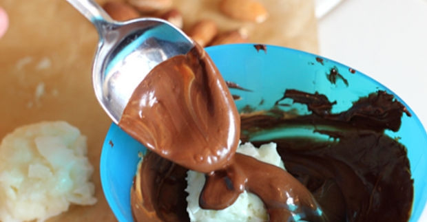 1. Этап. Конфеты Баунти (простой рецепт): Влажными руками из кокосовой смеси скатайте шарик, обваляйте их в растопленном шоколаде и придайте форму конфеток.