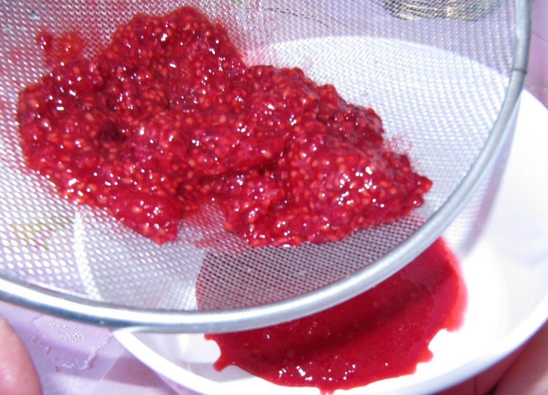 1. Stage. Bulgarian raspberry drink: Raspberries to remove, rinse, dry, rub through a sieve.