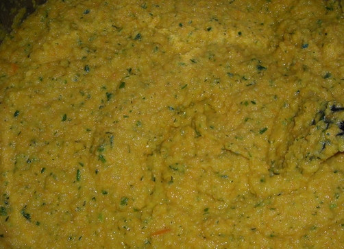 1. Этап. Кабачковая икра без помидоров на зиму: 6. Добавьте соль, перец, измельченную зелень и прочие специи при желании. Все тщательно перемешайте и оставьте томиться еще примерно минут на 20.