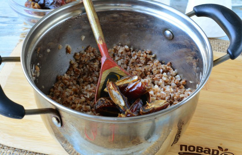 1. Этап. Гречка с финиками: Добавьте в кашу промытые и просушенные финики, почищенные от косточек. Кашу перемешайте, снимите с огня и дайте настояться под крышкой 2-3 минуты.