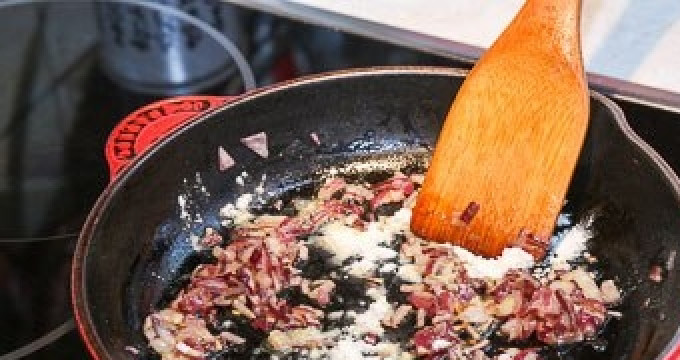 1. Этап. Куриная грудка под сырным соусом: Лук промойте и нашинкуйте. Пассеруйте его на растительном масле, помешивая. Затем добавьте муку. Жарьте пару минут до румяного цвета.